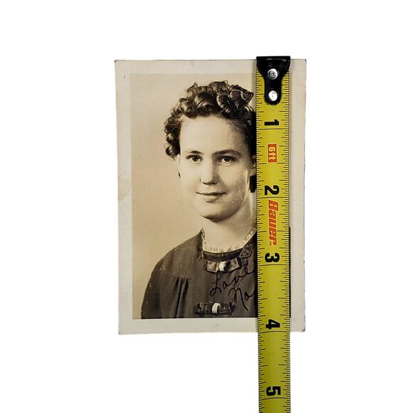 Vtg 1940s Pretty Young Lady Original Monochrome Photography Found Portrait - Picture 2 of 4